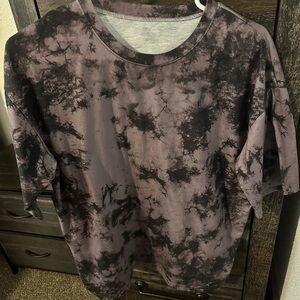 NWOT Women's Black and Purple Tie-Dye Top